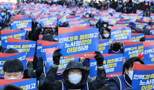 30일 서울시청 서편에서 열린 서울교통공사노조 총파업 출정식에서 조합원들이 구호를 외치고 있다.  <사진=연합뉴스>